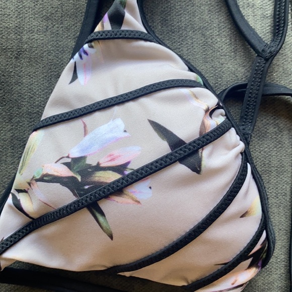 NEW🤍RVCA bikini top - Picture 6 of 6